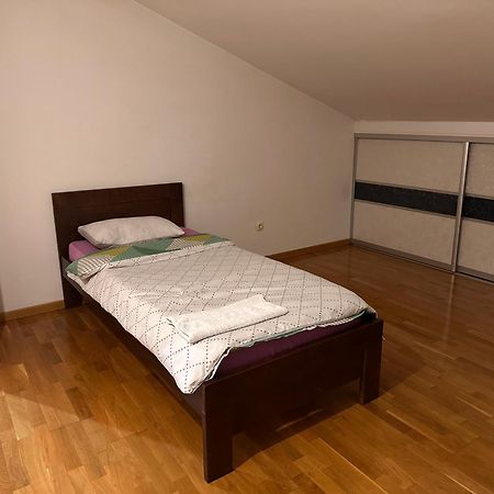 Rooms Near The Airport SJJ Esterno foto