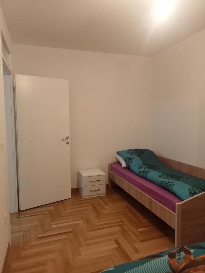 Rooms Near The Airport SJJ Esterno foto